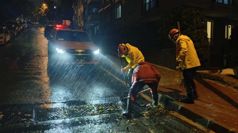 Sağanak Yağış Mesaisi Beylikdüzü’nde Gece Boyunca Sürdü