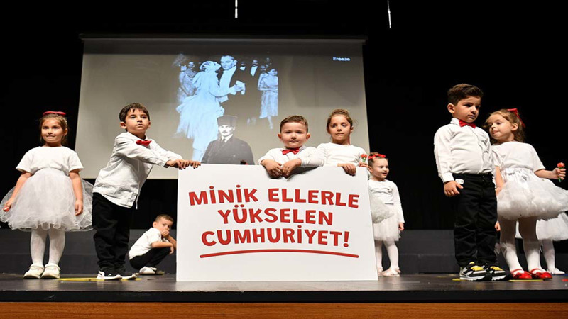 Minikler Cumhuriyet Coşkusunu Sahneye Taşıdı