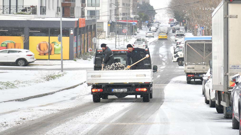 Beylikdüzü Belediyesi Kar Yağışına Karşı Sahada 